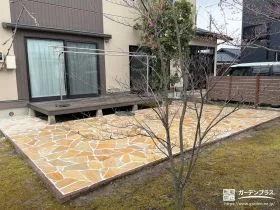乱形石でお庭を華やかに彩った乱形石張りのテラス舗装工事