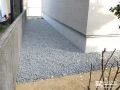 砂利敷きですっきりと雑草対策を施した犬走りのリフォーム工事