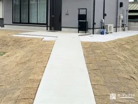 玄関へとまっすぐに導く出入りがスムーズなアプローチ工事