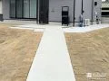 玄関へとまっすぐに導く出入りがスムーズなアプローチ工事