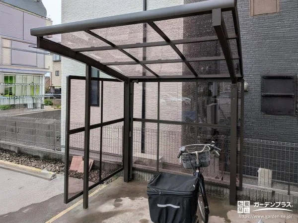 三面パネル付きで雨風の吹込みを防ぐサイクルポートの設置工事