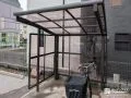 三面パネル付きで雨風の吹込みを防ぐサイクルポートの設置工事