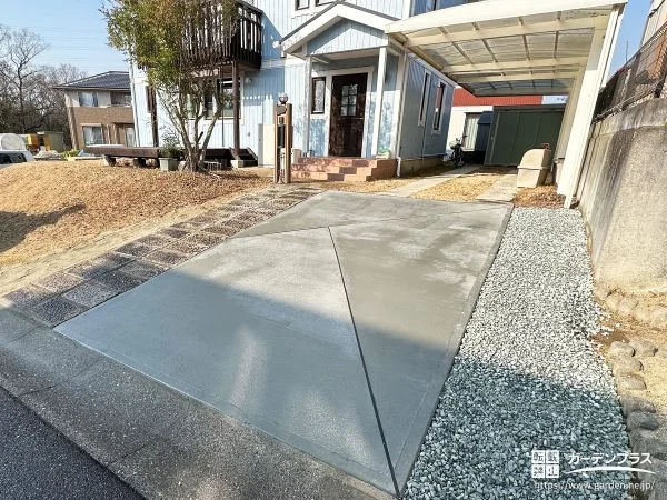 芝生のお庭を駐車スペースへ続くアプローチにしたリフォーム工事