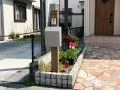 玄関前をすっきりまとめる花壇内に設置した機能門柱の工事