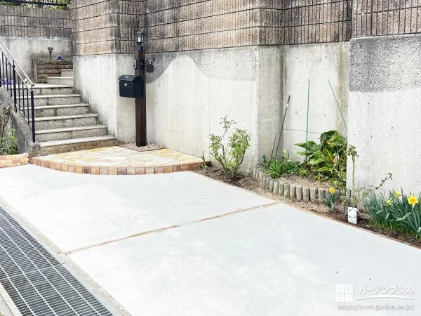 乱形石のアプローチとレンガ目地が玄関前を彩るファサード工事