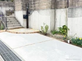 乱形石のアプローチとレンガ目地が玄関前を彩るファサード工事