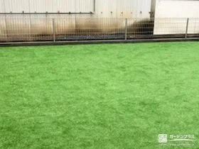 緑鮮やかな景観を楽しめる人工芝敷きのお庭[施工後]