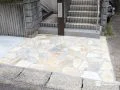 明るいイエローカラーで玄関前を彩る乱形石のアプローチ工事