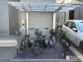 シックな石張りが上質な印象を演出する駐輪スペースの工事