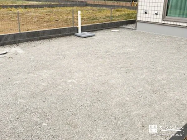 山砂整地の主庭と立水栓で、将来の庭づくりにも対応