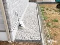 防草シートと砂利敷きの犬走りでお手入れを軽減