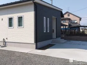 くり抜いた植栽スペースがアクセントになるシンプル外構工事