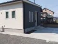 くり抜いた植栽スペースがアクセントになるシンプル外構工事
