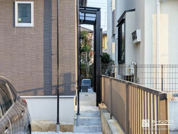 モルタルステップと砂利敷きで管理しやすい犬走りに