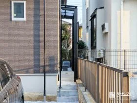 モルタルステップと砂利敷きで管理しやすい犬走りに