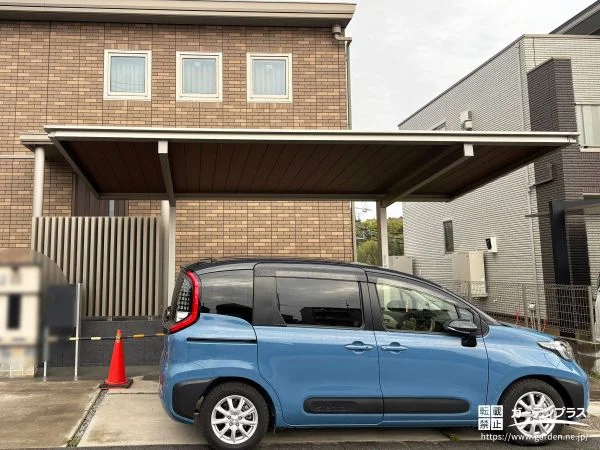 木調デザインのカーポートが外観を引き立てる駐車スペース工事