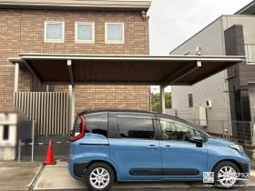 木調デザインのカーポートが外観を引き立てる駐車スペース工事
