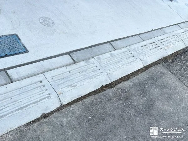 道路との敷地境界をすっきり明確に整えた地先ブロック設置工事