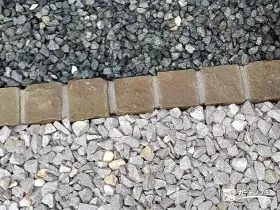 ピンコロ石で砂利の飛び出しを防止[施工後]