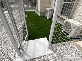 人工芝と石灰石の敷設によりお手入れしやすく整えたお庭工事