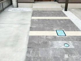 大判平板とボーダーラインで魅せる上質なアプローチデザイン