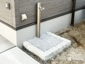 外観に自然になじむ、シンプルな立水栓まわり[施工後]