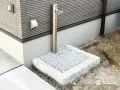 外観に自然になじむ、シンプルな立水栓まわり
