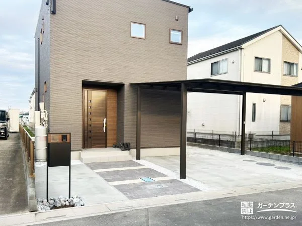 シンプルな美しさを引き立てる、開放感あふれる新築オープン外構