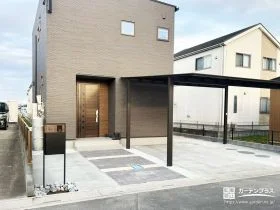 シンプルな美しさを引き立てる、開放感あふれる新築オープン外構