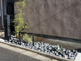 シックなグレーの割栗石と植栽が映えるモダンな門周り工事