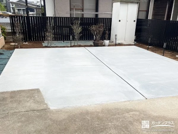 No.29560 広々とした駐車スペースの施工と目隠しフェンスを設置した工事[施工後]