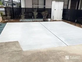 広々とした駐車スペースの施工と目隠しフェンスを設置した工事