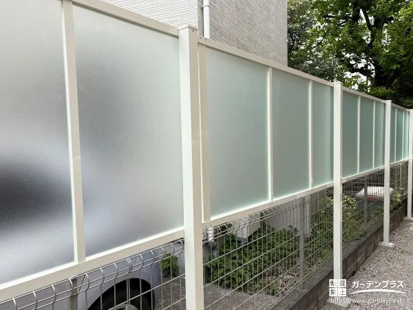 光を取り込みながら視線を遮る目隠しフェンスを設置した工事