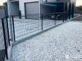 圧迫感を感じさせないデザインのメッシュフェンス