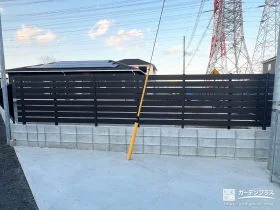 道路側の視線に配慮した目隠しフェンスと境界フェンス設置工事