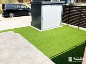 草むしりの悩みを解消し、お庭時間を楽しめる人工芝とタイルデッキ[施工後]