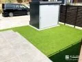 草むしりの悩みを解消し、お庭時間を楽しめる人工芝とタイルデッキ