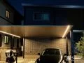 夜の帰宅が楽しみになる、ライン照明付きカーポート