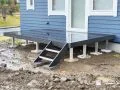 リビングから気軽に外へ出られるウッドデッキ