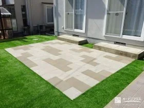 コンクリート平板と人工芝を組合わせた心地良いお庭[施工後]