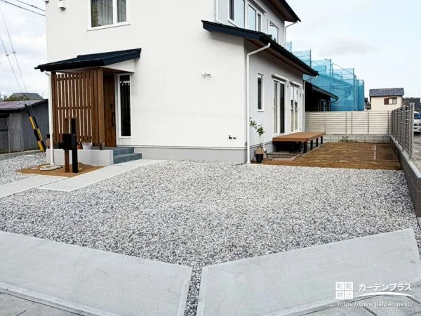 家族の時間が自然と増える！芝生・デッキ・広々駐車場が嬉しい新築外構