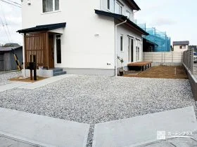 家族の時間が自然と増える!芝生・デッキ・広々駐車場が嬉しい新築外構