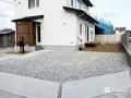 家族の時間が自然と増える！芝生・デッキ・広々駐車場が嬉しい新築外構