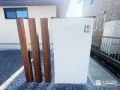 余白をデザインに変える、塗り壁門柱と木目角柱