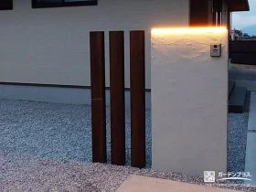 夜になると表情が変わる、ライトを仕込んだ門柱[施工後]