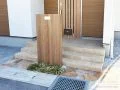 木目調門柱と天然石が映えるシンプルモダンな新築外構