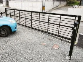 格子デザインの跳ね上げ門扉で駐車スペースの防犯性を高める工事