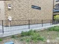 開放感を保ち道路との境界を明確にするメッシュフェンス設置工事