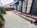 窓を開けて過ごせる、プライベートデッキ空間
