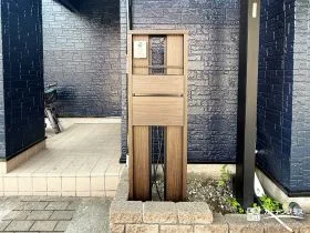 玄関前をすっきり整える木調デザインの機能門柱[施工後]